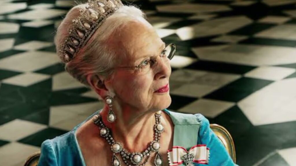 Tiara and the chequered floor, an unplanned frame